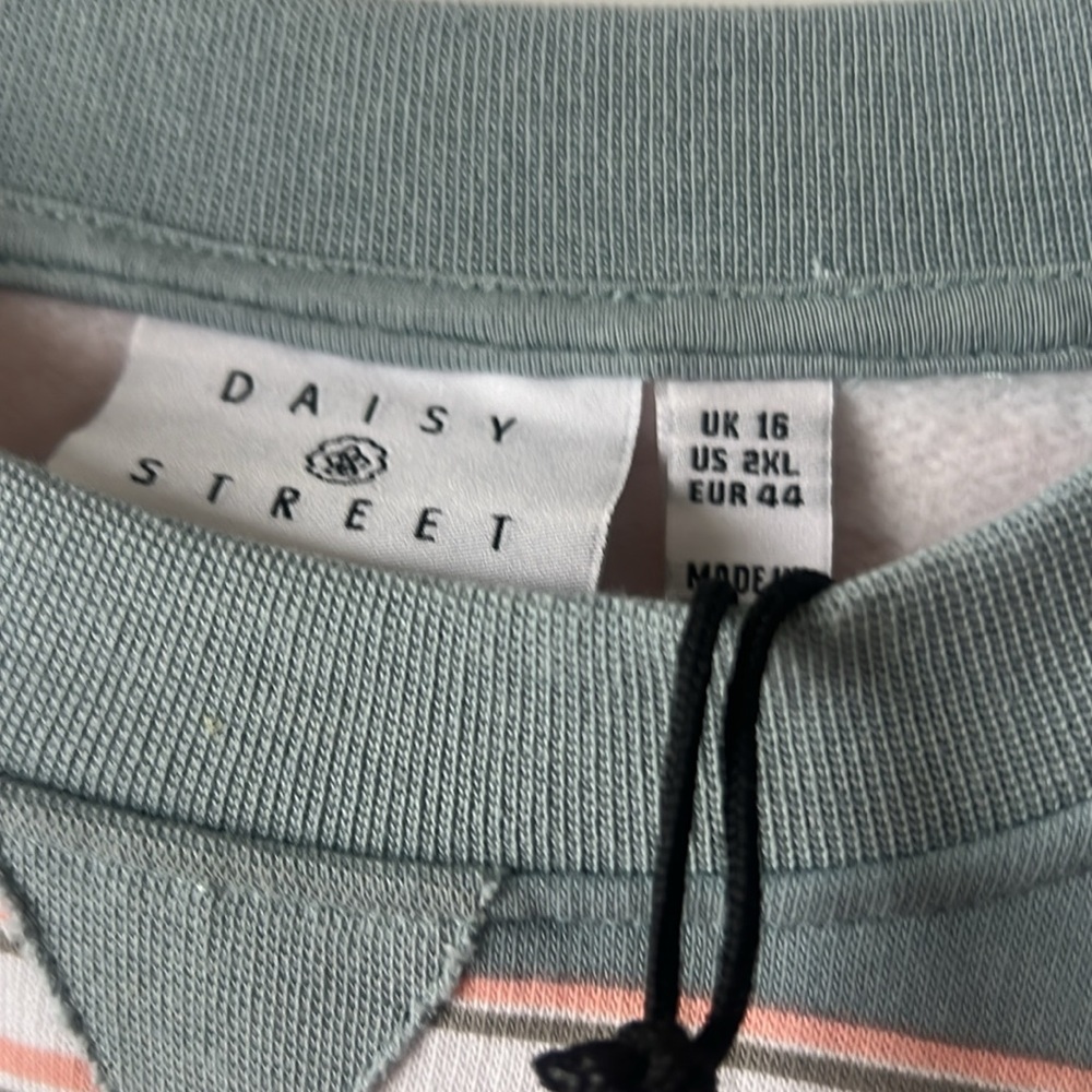 Daisy Street Relaxed Sweatshirt in Striped Coral ๐ - Picture 3 of 4